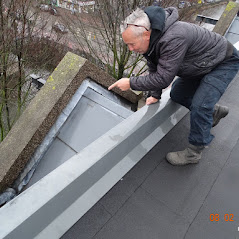 inspecteren van het zinkwerk van een dakkapel
