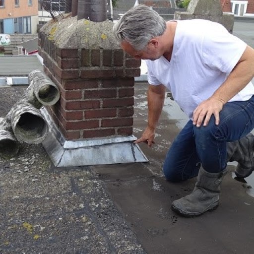 inspecteren schoorsteen tijdens de bouwkundige keuring