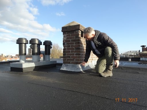 inspecteren van de schoorsteen tijdens de bouwkundige keuring