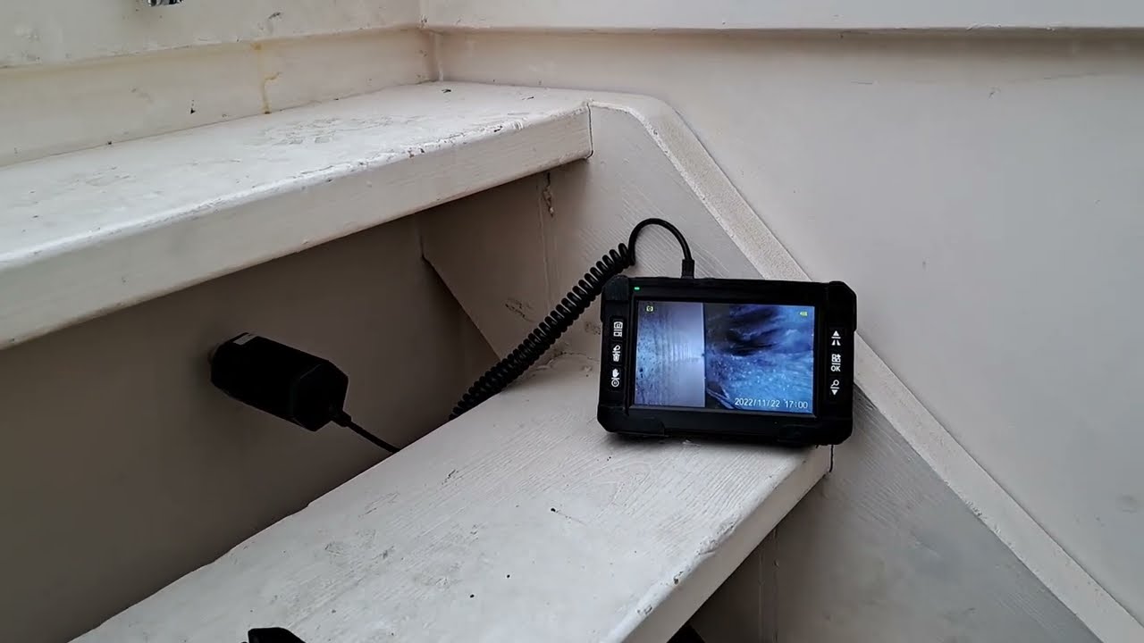 Scherm van een endoscoopcamera op een vensterbank